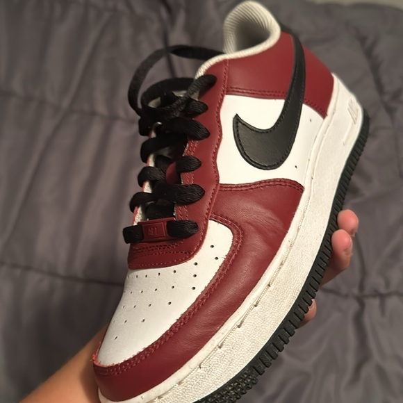 Red and white Air Forces minor crease on the right shoe - Picture 2 of 5